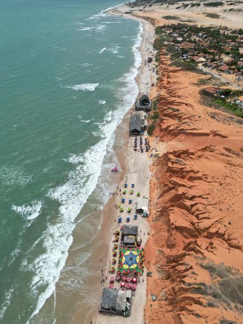 Vista aérea das falésias de Canoa Quebrada
