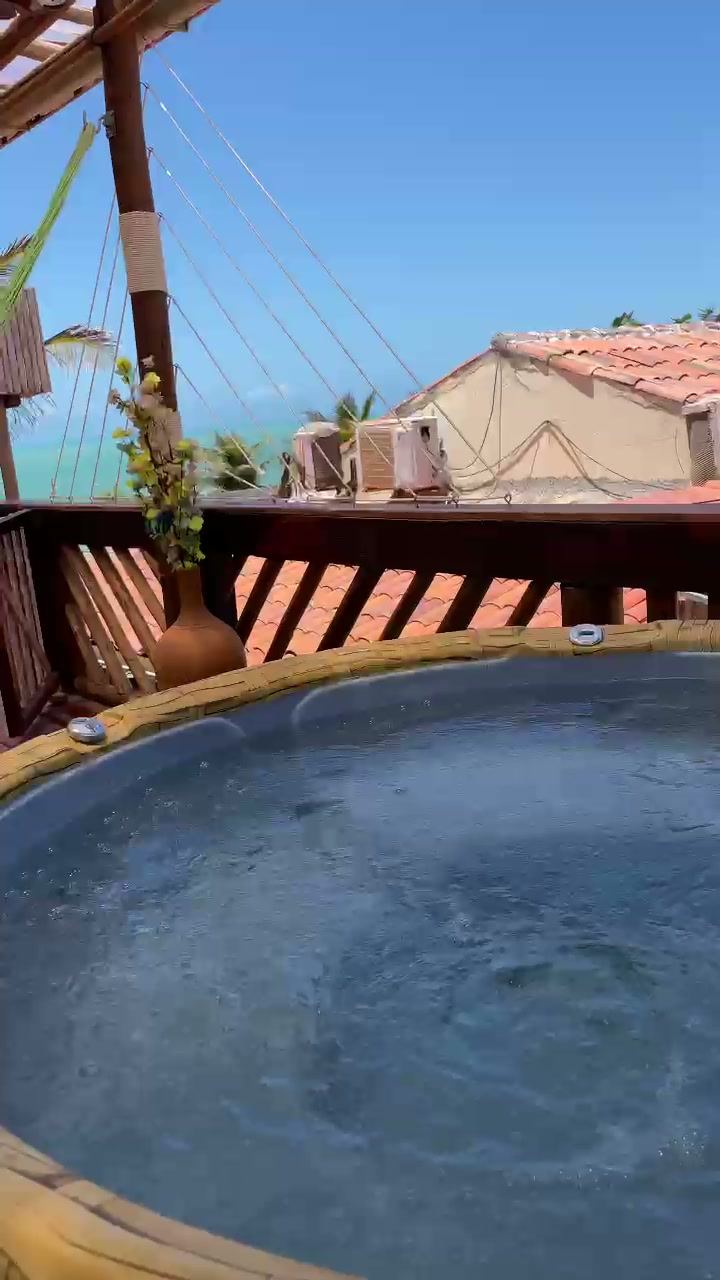 Rooftop com jacuzzi e vista para o mar